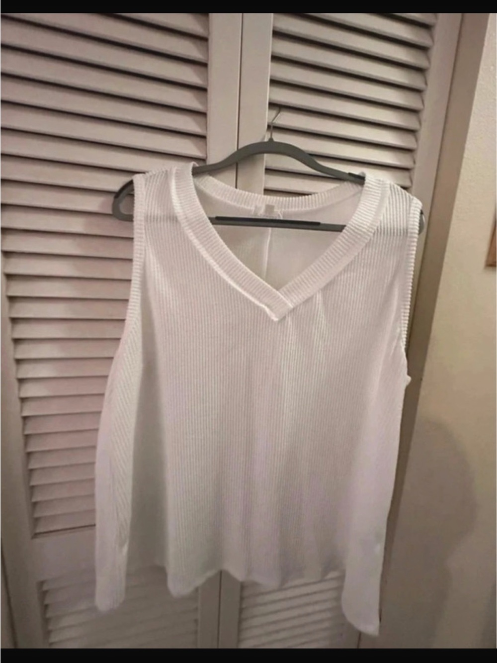 ANDREE BY UNIT White Ribbed V-Neck Tank Top